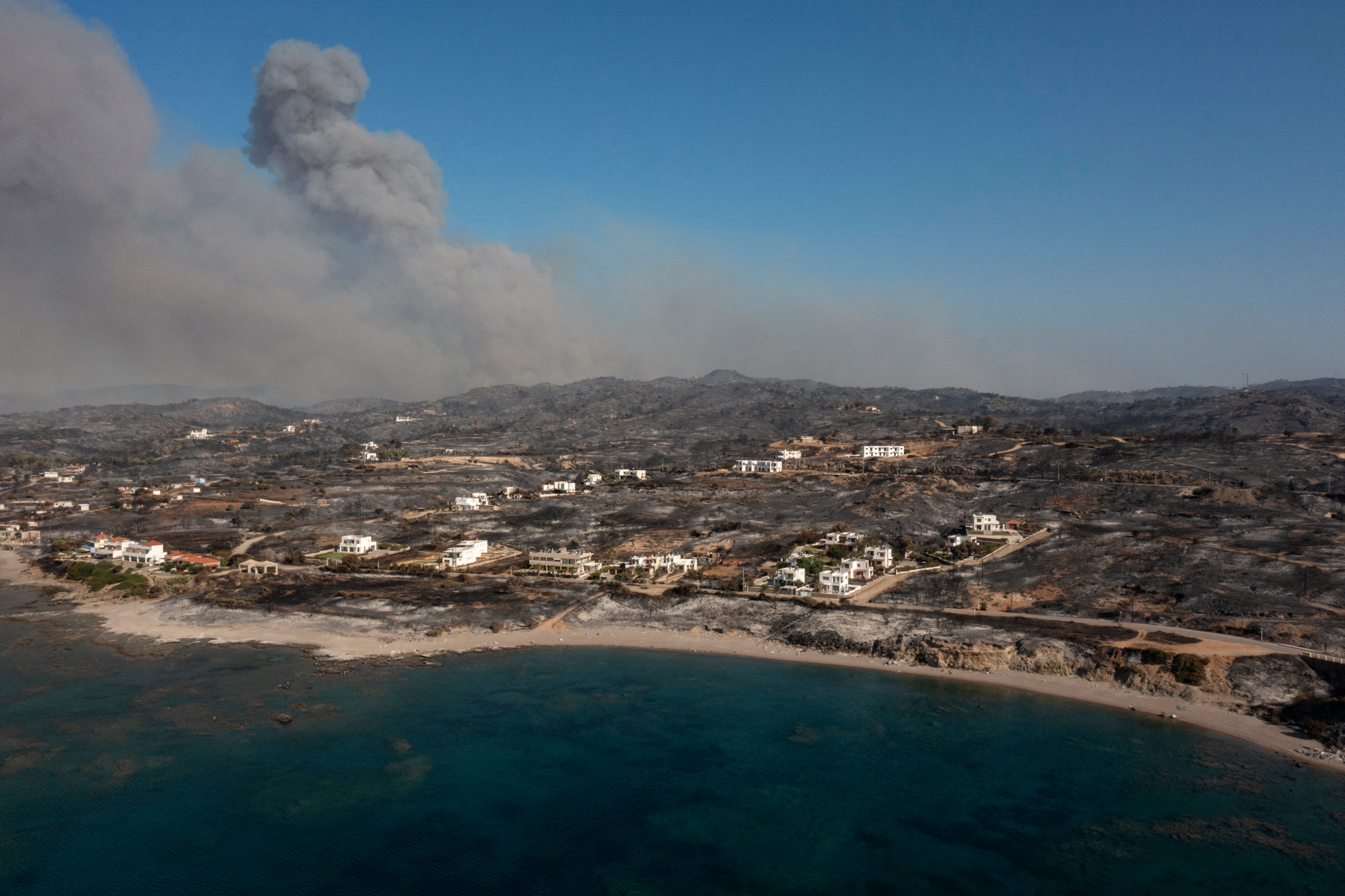 Rauchschwaden im Hintergrund des Dorfes Kiotari auf der Insel Rhodos (Bild: Spyros Bakalis/AFP)