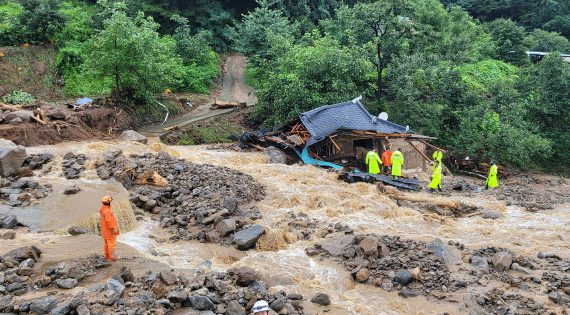 Rettungskräfte im südkoreanischen Yecheon (Bild: Gyeongbuk Fire Service Headquarters/AFP)