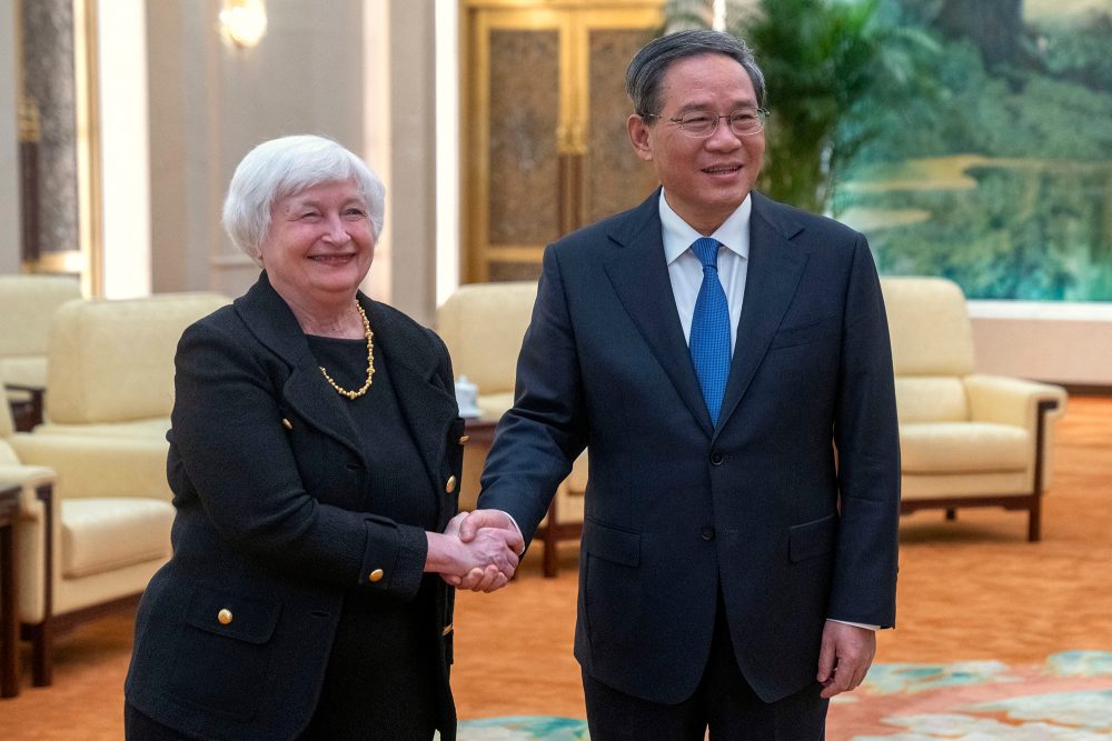 US-Finanzministerin Janet Yellen und der chinesische Premier Li Qiang (Bild: Mark Schiefelbein/Pool/AFP)