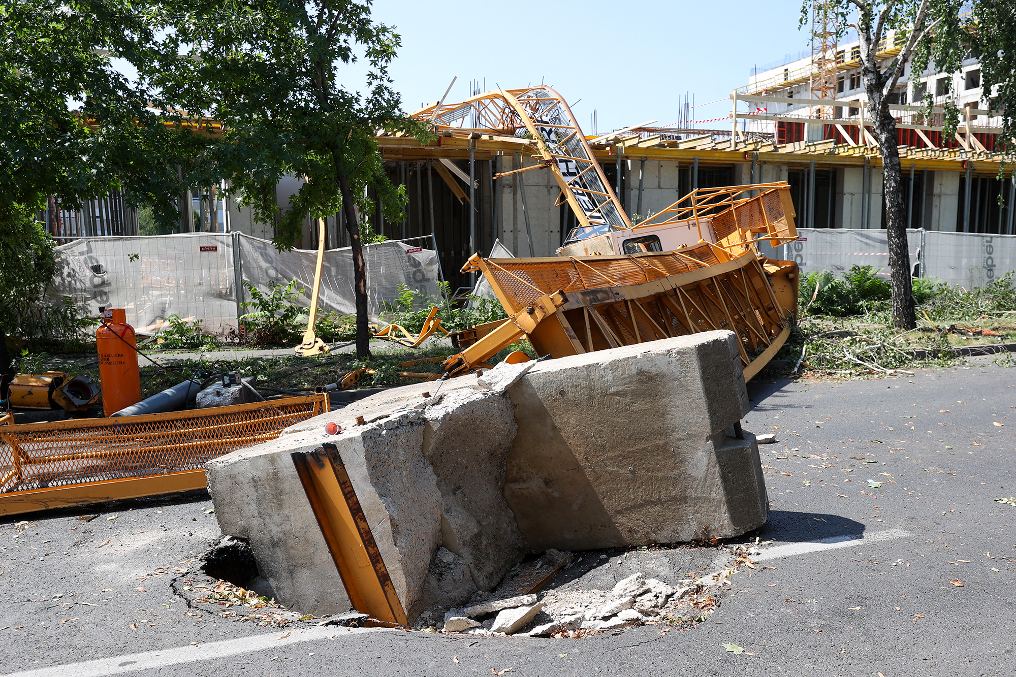 In Zagreb hat hat der Sturm einen Kran umgeworfen (Bild: Damir Sencar/AFP)