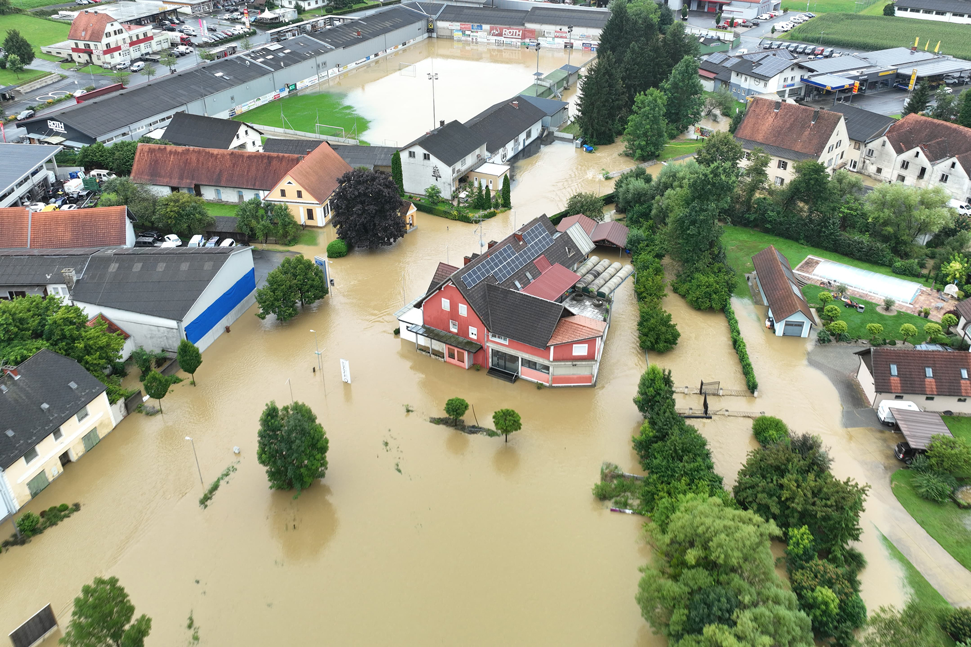 Überschwemmung in Gnas in der Steiermark am Freitag (Bild: Feuerwehr Gnas/AFP)