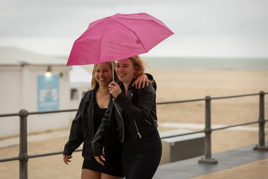 Vor einer Woche war in Ostende noch der Regenschirm angesagt (Bild: James Arthur Gekiere/Belga)
