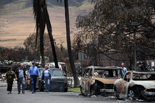 US-Präsident Joe Biden (2. v. r.), die First Lady der USA, Jill Biden (r.), der Gouverneur von Hawaii, Josh Green (2. v. l.), und Jaime Green, die First Lady von Hawaii, besuchen am 21. August 2023 ein von Waldbränden verwüstetes Gebiet in Lahaina, Hawaii (Bild: Mandel Ngan/AFP)