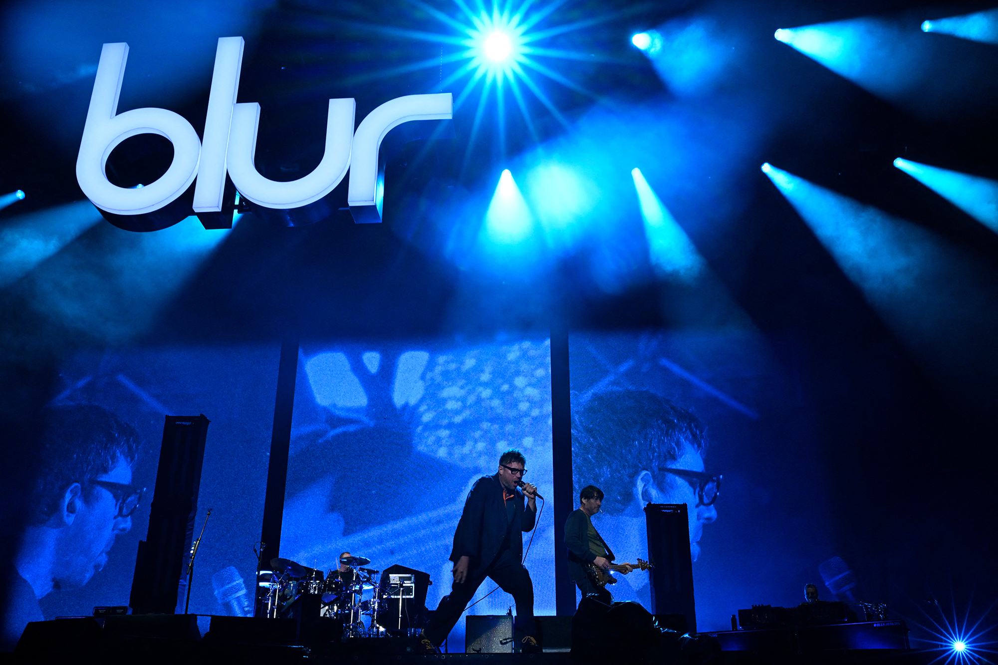 Die britische Band Blur bei einem Auftritt in Frankreich im Juli 2023 (Bild: Damien Meyer/AFP)