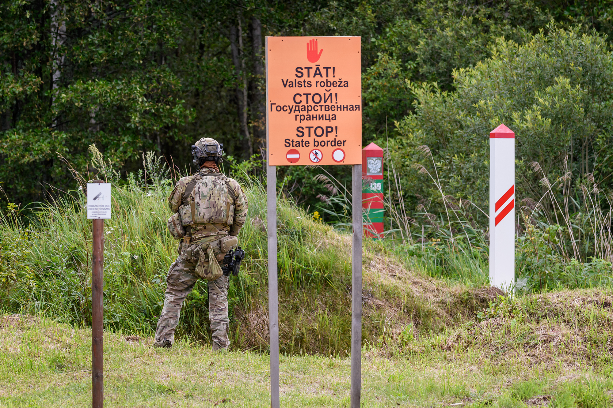 Beamter der lettischen Grenzschutzes (Bild: Gints Ivuskans/AFP)