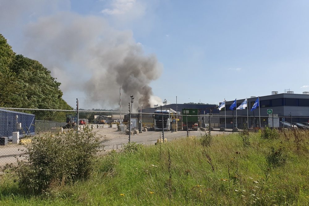 Großbrand bei Abfallverwerter in Wandre (Bild: Laurent Cavenati/Belga)