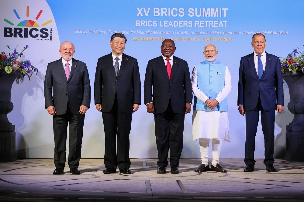 (vlnr.) Brasiliens Präsident Lula da Silva, Chinas Präsident Xi Jinping, Südafrikas Präsident Ramaphosa, Indiens Premierminister Modi und der russische Außenminister Lawrow (Bild: Russian Foreign Ministry/AFP)