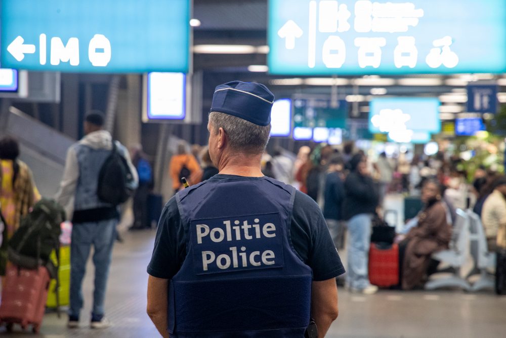 Polizist am Brüsseler Südbahnhof (Archivbild: Nicolas Maeterlinck/Belga)