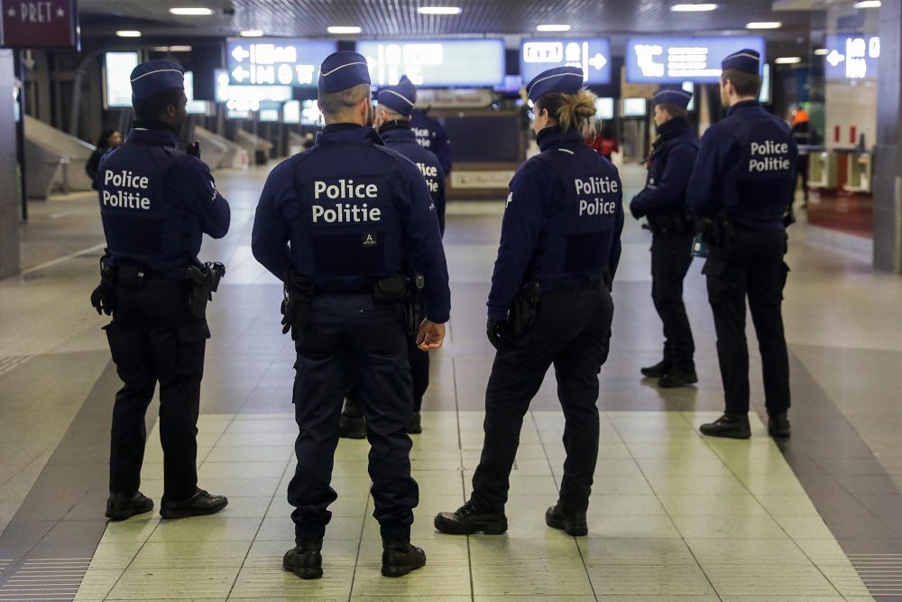 Polizisten im Brüsseler Südbahnhof (Archivbild: Thierry Roge/Belga)