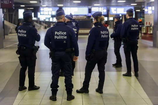 Polizisten im Brüsseler Südbahnhof (Archivbild: Thierry Roge/Belga)