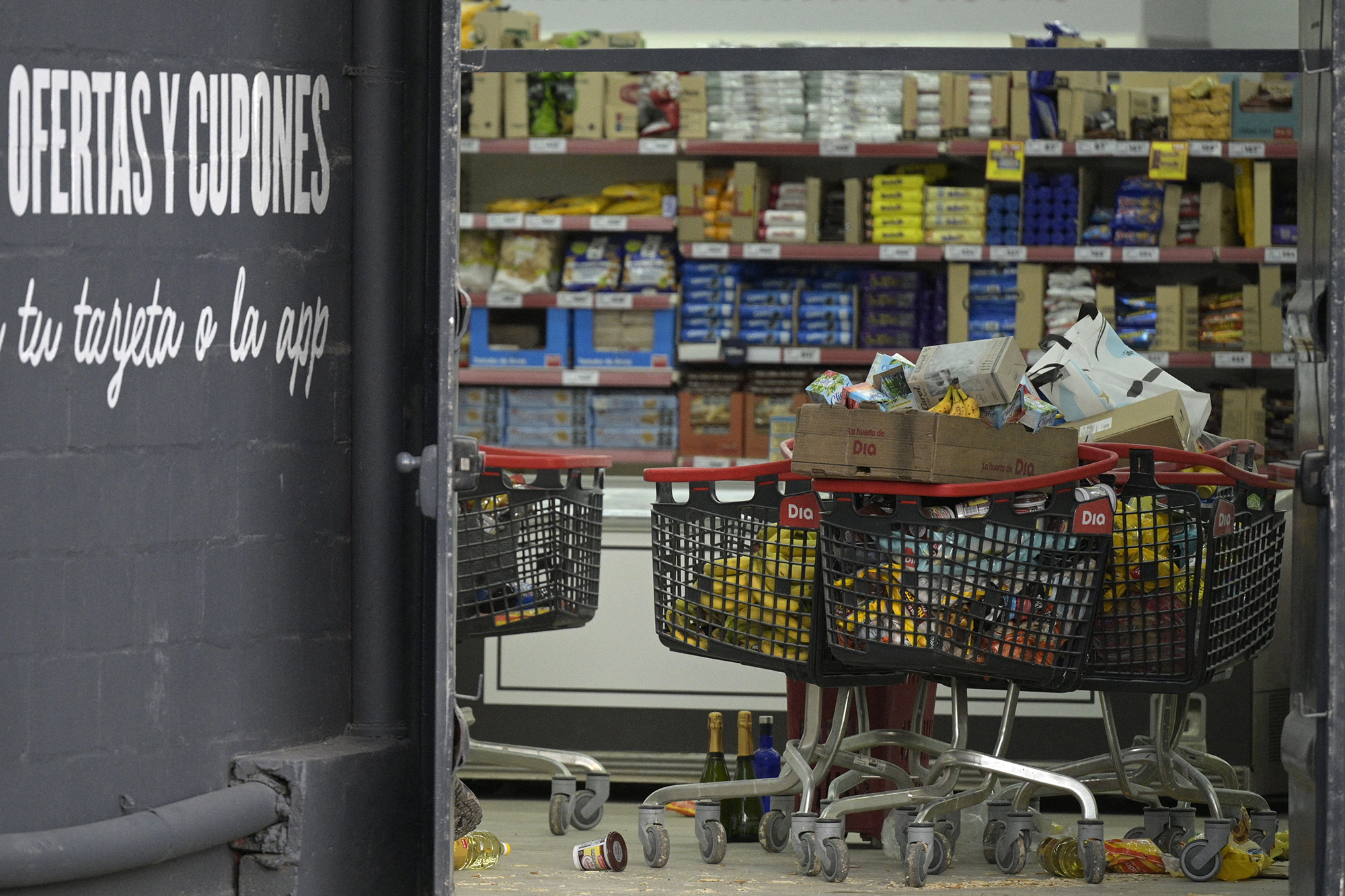 Geplünderter Supermarkt in Jose C. Paz im Großraum Buenos Aires am Dienstag (Bild: Juan Mabromata/AFP)
