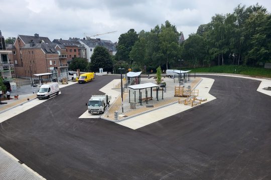 Der neue Bushof in Eupen wird nicht vor Oktober fertig (Bild: Christophe Ramjoie/BRF)