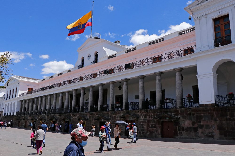 Am Palacio de Carondelet, dem Regierungssitz in Ecuadors Hauptstadt Quito, weht die Landesflagge auf Halbmast (Bild: Galo Paguay/AFP)