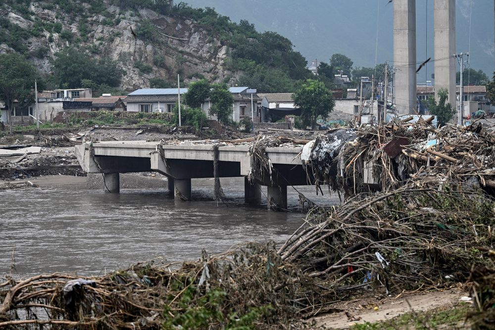 Durch das Hochwasser beschädigte Brücke nach schweren Regenfällen in Peking Anfang August (Bild: Jade Gao/AFP)