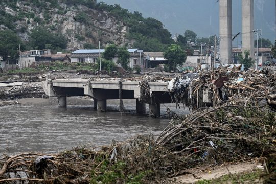 Durch das Hochwasser beschädigte Brücke nach schweren Regenfällen in Peking Anfang August (Bild: Jade Gao/AFP)