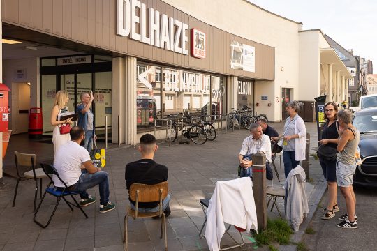 Gerichtsvollzieher vor einem Delhaize-Supermarkt in Brüssel