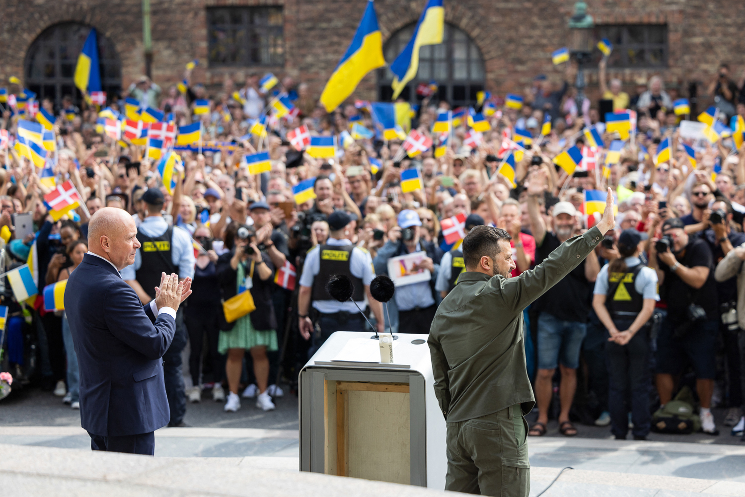 Wolodymyr Selenskyj mit Parlamentssprecher Soren Gade in Kopenhagen (Bild: Ukrainian Presidential press service/AFP)