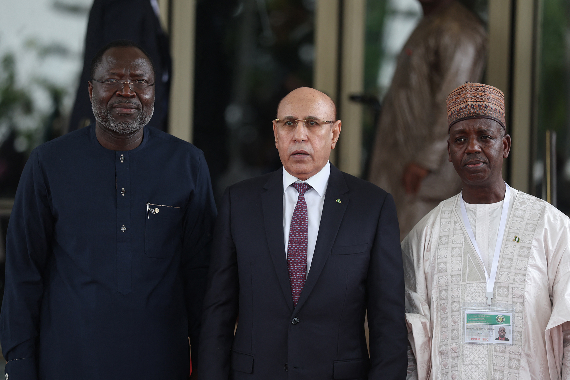 Ecowas-Präsident Omar Touray, Mauretaniens Präsident Mohamed Ould Ghazouani und Nigerias Außenminister Adamu Ibrahim Lamuwa beim Treffen in Abuja (Bild: Kola Sulaimon/AFP)