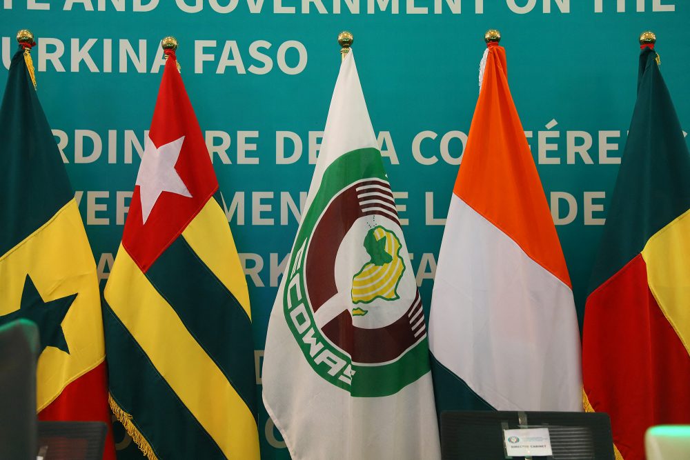 Flaggen der Ecowas-Mitgliedsstaaten (Bild: Nipah Dennis/AFP)
