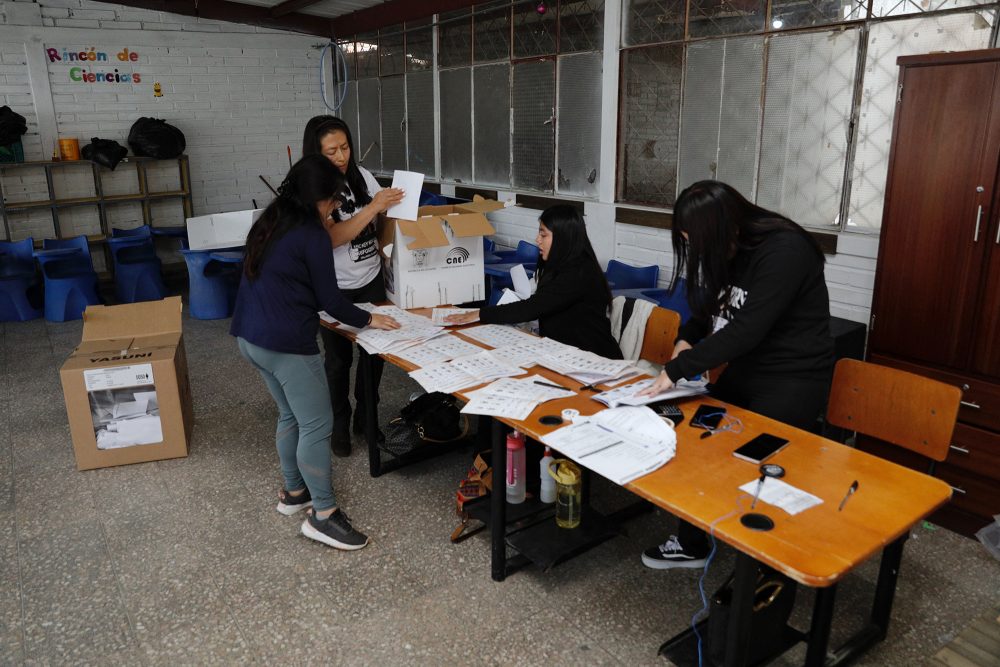 Stimmauszählung in einem Wahllokal in Cuenca in der ecuadorianischen Provinz Azuay (Bild: Cristina Vega Rhor/AFP)