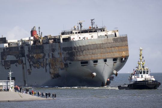 Auto-Frachter "Freemantle Highway" im Hafen von Eemshaven