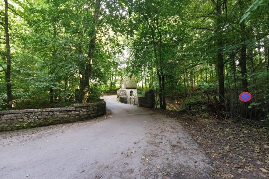 Am Emmaburger Weg in Kelmis werden ab Donnerstagnacht Dreharbeiten stattfinden (Bild: Gemeinde Kelmis)