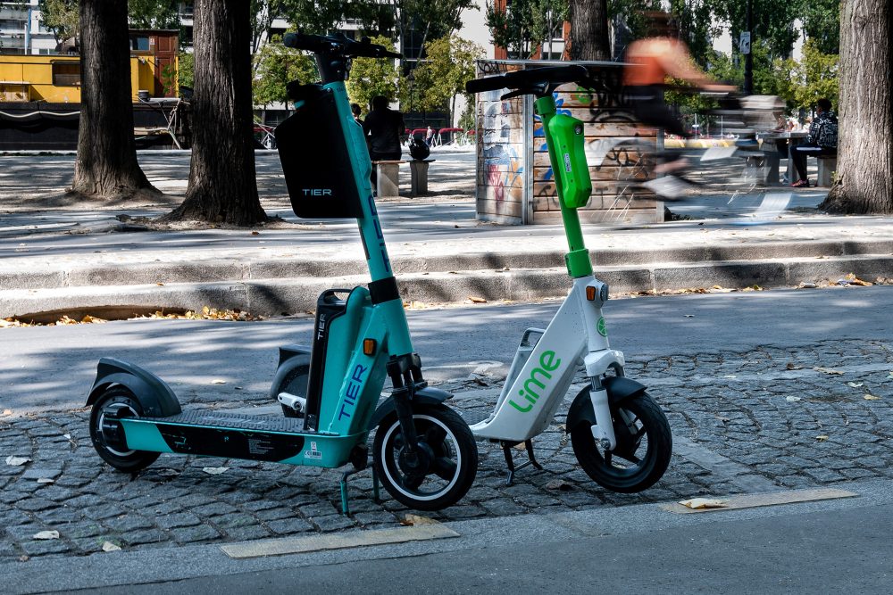 E-Scooter auf einem Bürgersteig in Paris (Bild: AFP)