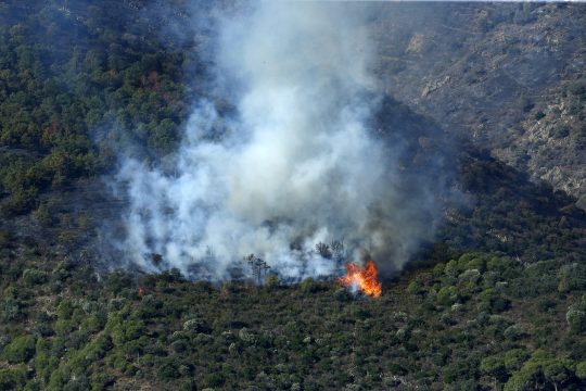 Waldbrand in der Nähe von Portbou (Bild: Raymond Roig/AFP)