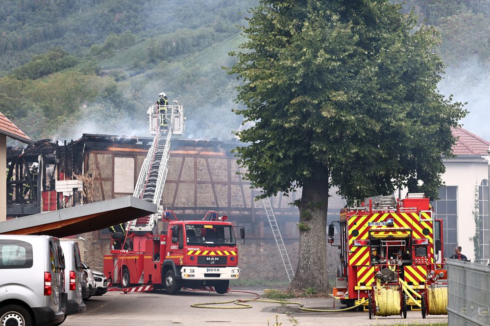 Löscharbeiten an der Unterkunft für Menschen mit Behinderung in Wintzenheim (Bild: Sébastien Bozon/AFP)