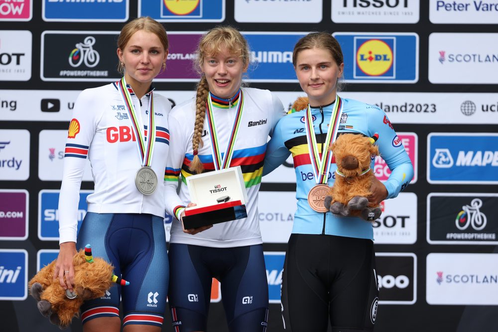 Podium beim Straßenrennen der Juniorinnen: Cat Ferguson (Silber), Julie Bego (Gold) und Fleur Moors (Bronze) - Bild: David Pintens/Belga