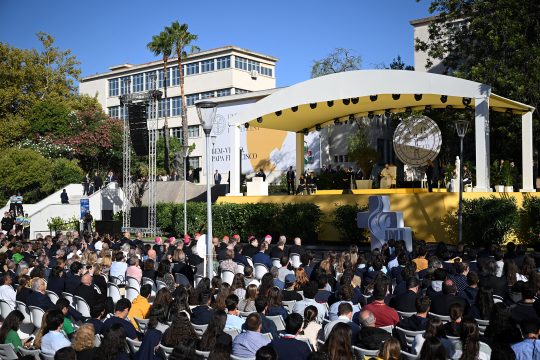 Papst Franziskus trifft Studenten in Lissabon (Bild: Marco Bertorello/AFP)