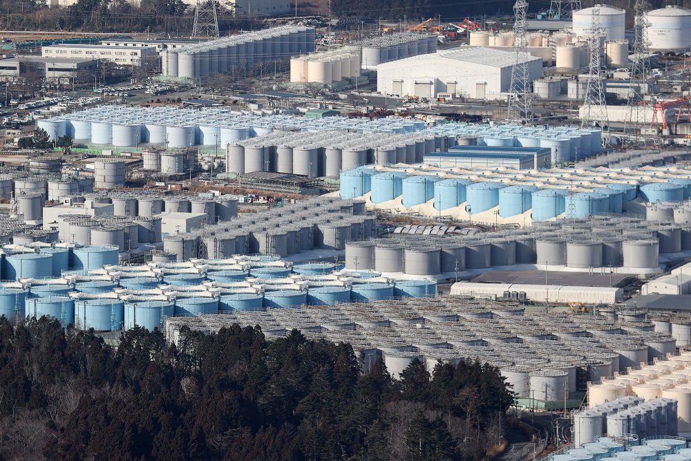 Lagertanks, die für die Aufbewahrung von aufbereitetem Wasser im havarierten Kernkraftwerk Fukushima genutzt werden (Bild: STR/Jiji Press/AFP)