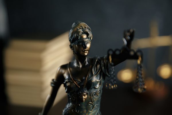 Justitia im Gericht