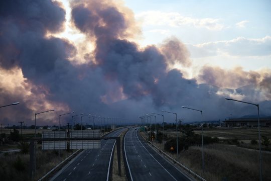 Riesige Rauchwolke durch einen Waldbrand in der Nähe der nordgriechischen Stadt Komotini (Bild: Sakis Mitrolidis/AFP)