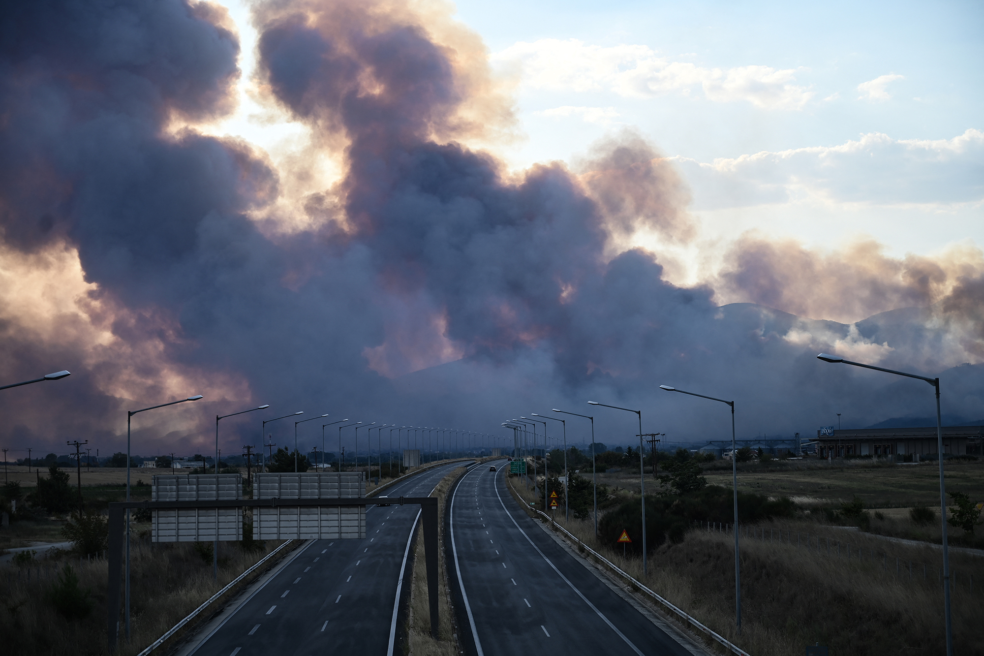 Riesige Rauchwolke durch einen Waldbrand in der Nähe der nordgriechischen Stadt Komotini (Bild: Sakis Mitrolidis/AFP)