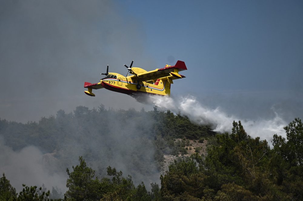 Löschflugzeug über Dadia nahe Alexandroupoli im Norden Griechenlands (Bild: Sakis Mitrolidis/AFP)