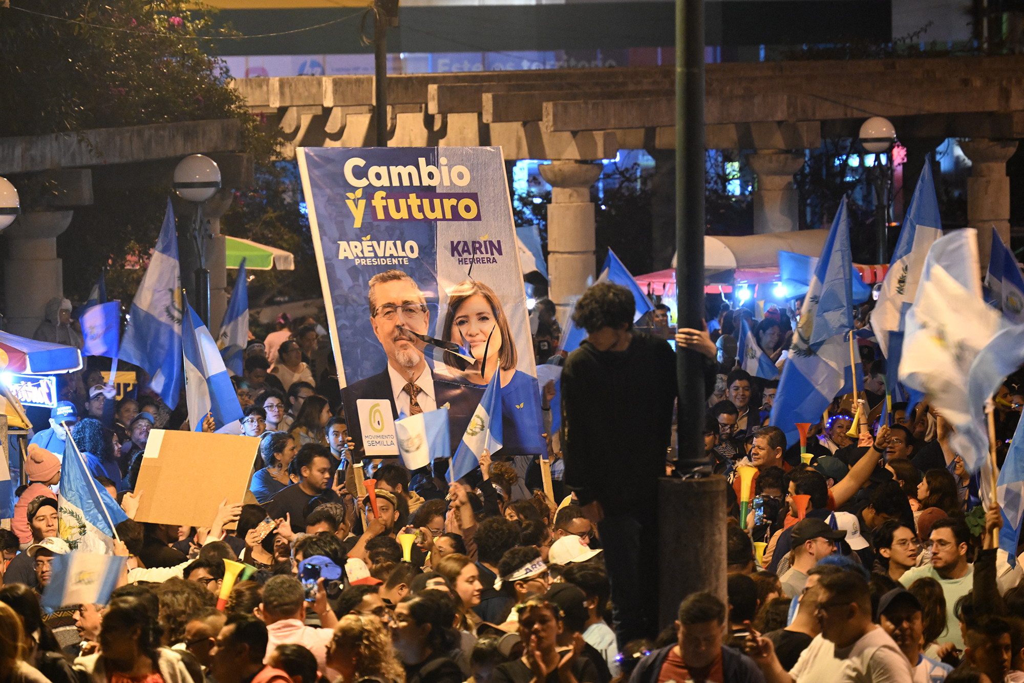 Anhänger von Bernardo Arevalo feiern den Wahlsieg des sozialdemokratischen Präsidentschaftskandidaten (Bild: Johan Ordonez/AFP)
