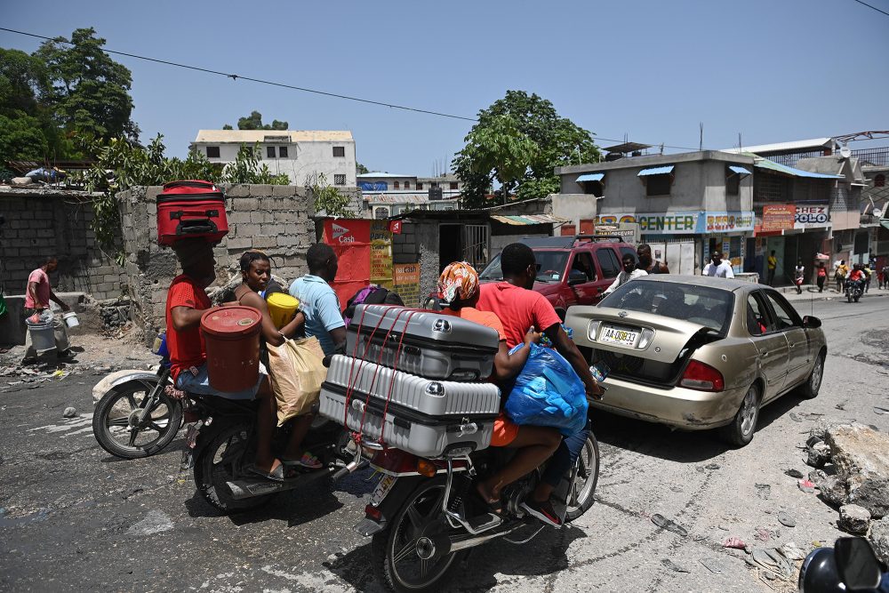 Anwohner verlassen das Viertel Carrefour-Feuille von Port-Au-Prince (Bild: Richard Pierrin/AFP)