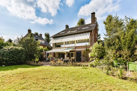 Rückansicht des Hauses mit Rasen und Garten