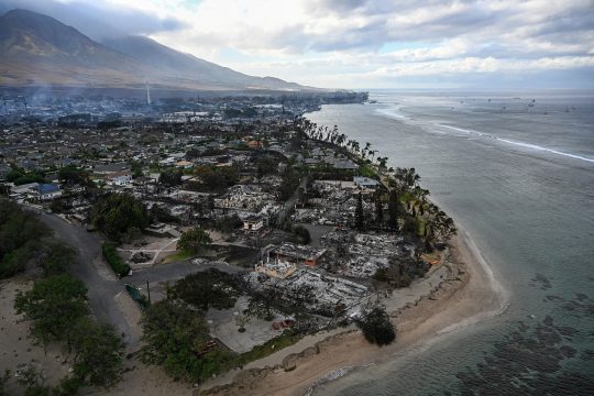 Zerstörte Häuser und Gebäude in Lahaina (Bild: Patrick T. Fallon/AFP)