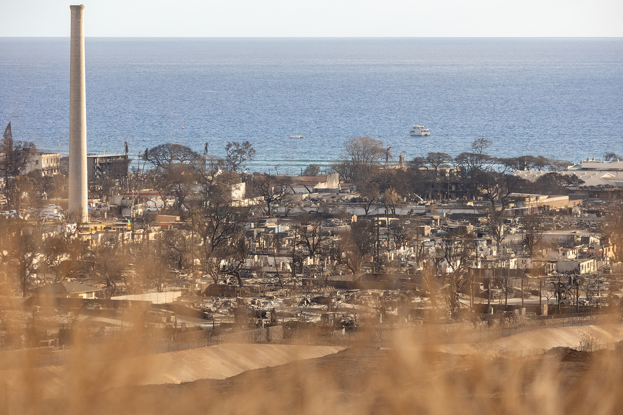 Verkohlte Überreste eines verbrannten Viertels sind nach einem Waldbrand in Lahaina im Westen von Maui auf Hawaii (Bild: Yuki Iwamura/AFP)