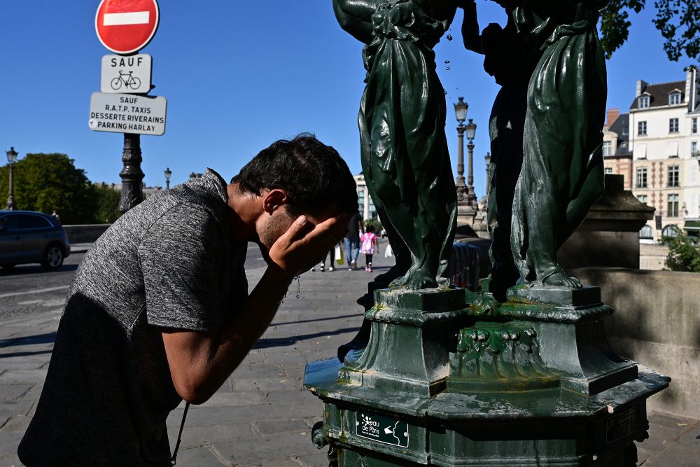 Kühles Nass gegen die Hitzewelle in Frankreich (Bild: Miguel Medina/AFP)