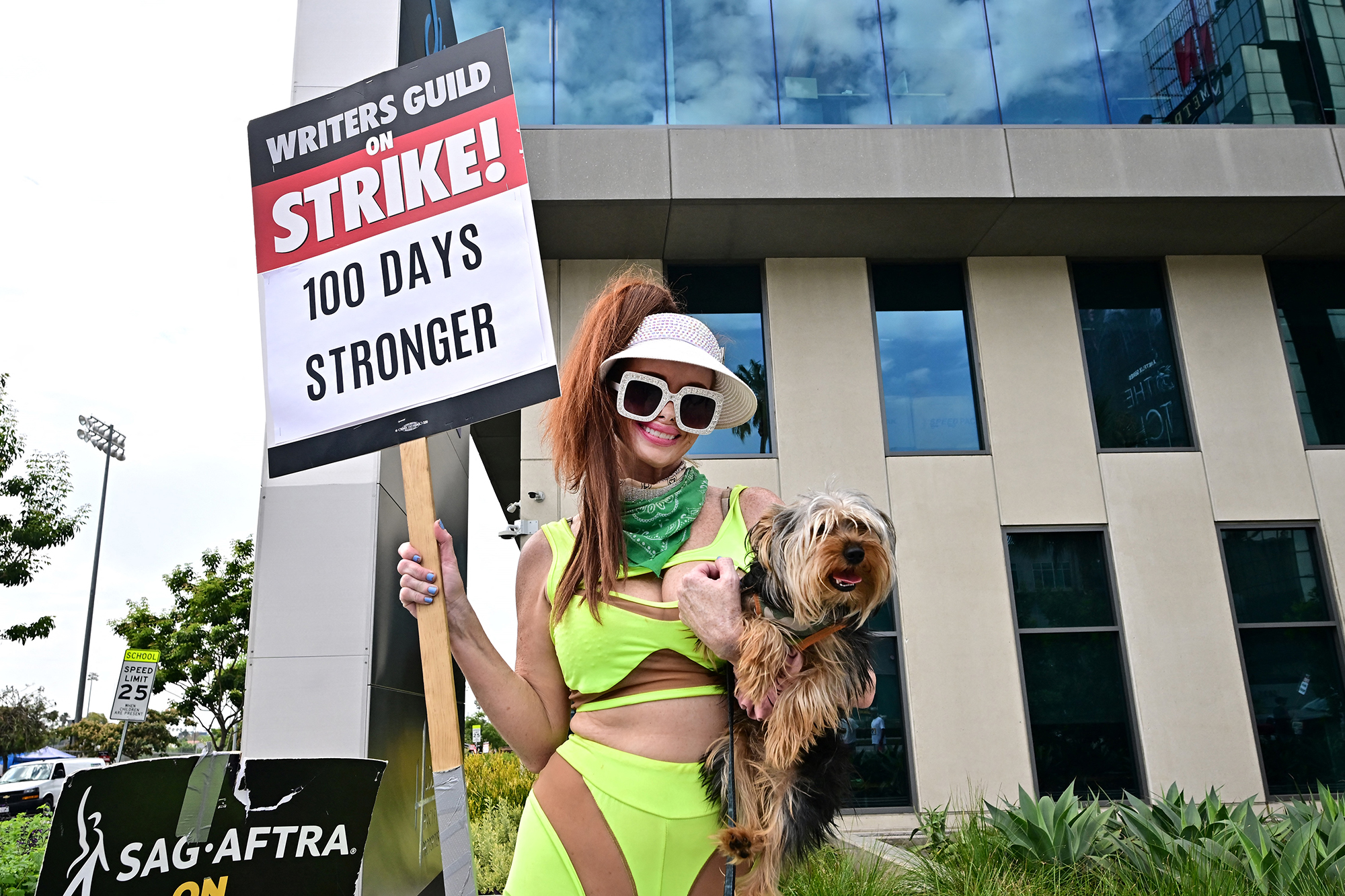 Auch Schauspielerin Phoebe Price hat sich als Streikposten vor dem Gebäude des Streamingdienstes Netflix in Hollywood positioniert (Bild: Frederic J. Brown/AFP)