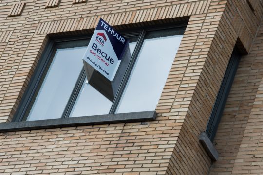 "Zu vermieten"-Schild auf Niederländisch