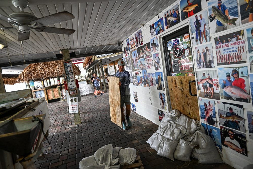 Inhaber eines Geschäfts im Hafen von Steinhatchee, Florida bereiten sich auf Hurrikan "Idalia" vor (Bild: Chandan Khanna/AFP)