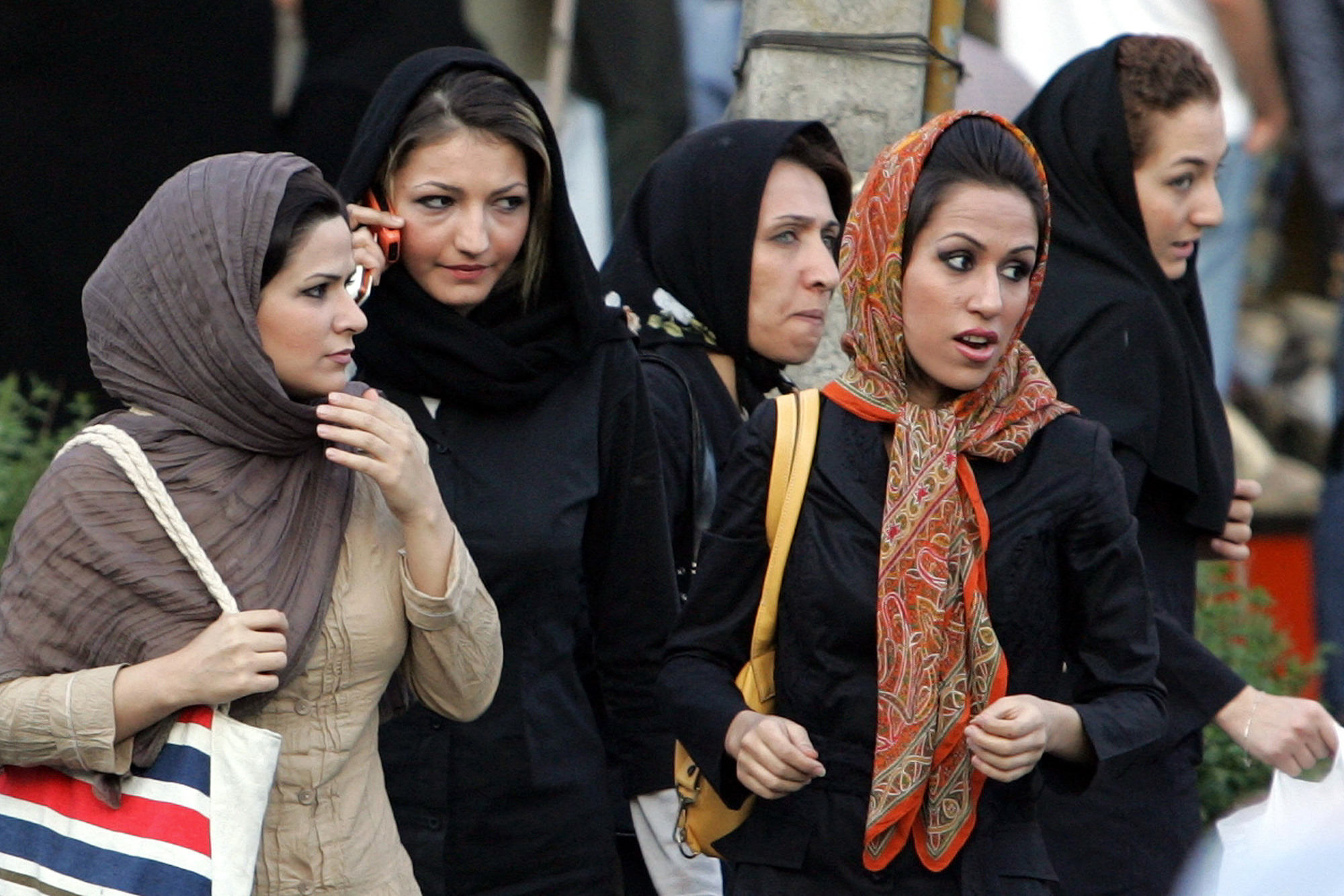 Kopftuch tragende Frauen in Irans Hauptstadt Teheran (Archivbild: Atta Kenare/AFP)