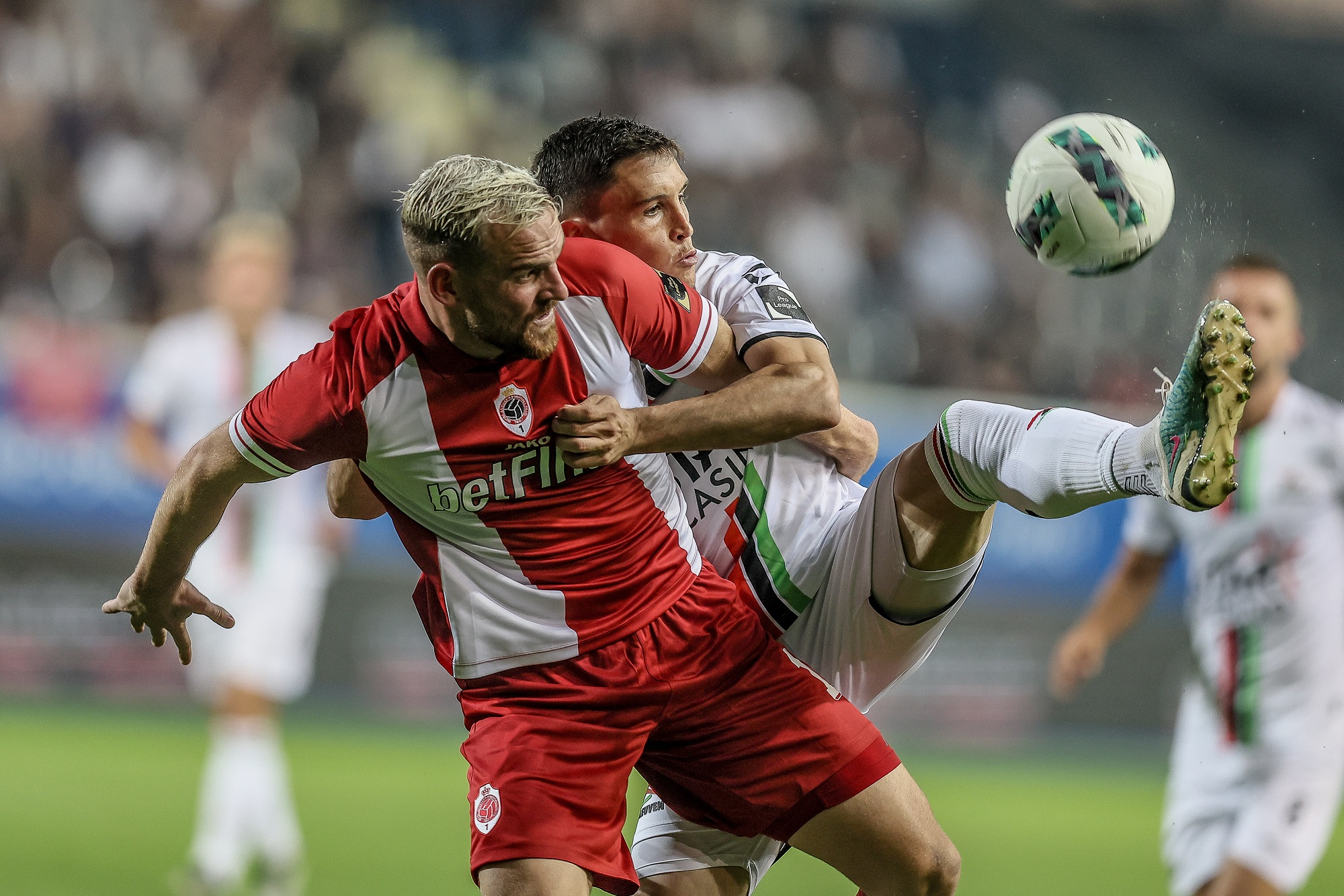 Antwerp FC (hier Torschütze Vincent Janssen) und OHL (Federico Ricca) teilten am Ende die Punkte (Bild: Bruno Fay/Belga)