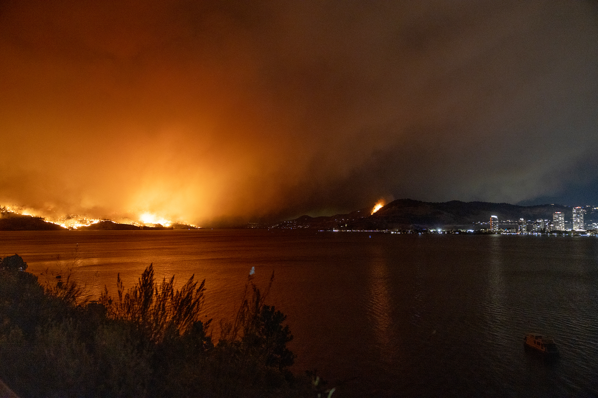 Waldbrand in den Hügeln westlich von Kelowna, British Columbia (Bild: Darren Hull/AFP)