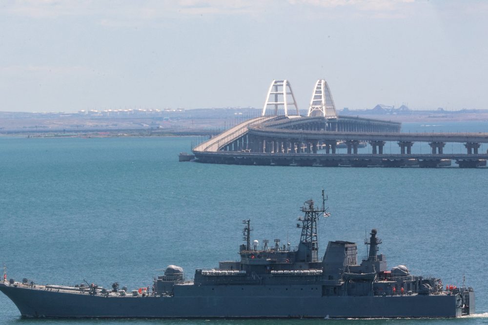 Russisches Kriegsschiff in der Nähe der Kertsch-Brücke (Archivbild: Stringer/AFP)