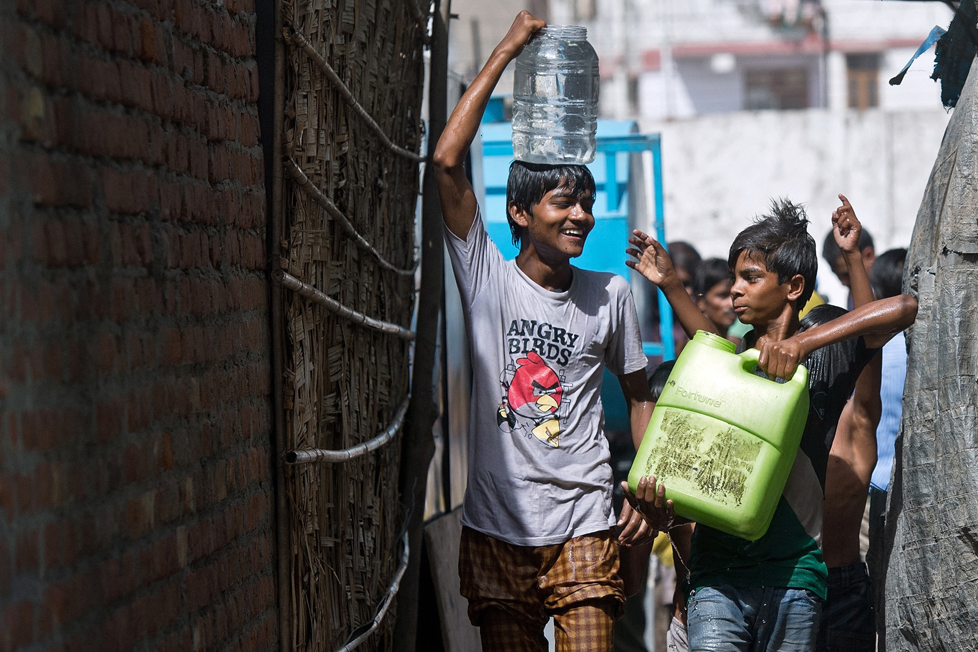 Kinder bei Hitzewelle in Indien mit Wasserkanistern